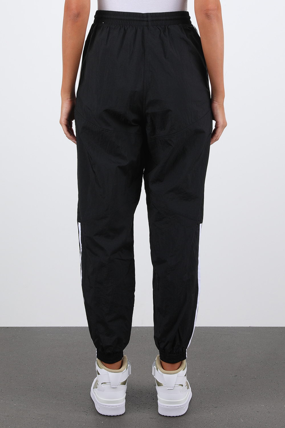 תמונת דוגמן אחורית של מכנסי טרנינג עם פסים בצדדים בגוון שחור