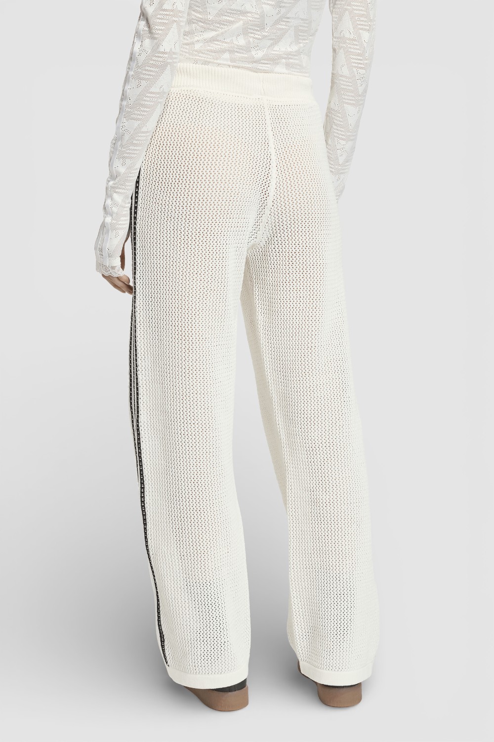 תמונת דוגמן אחורית של מכנסי ג'וגר