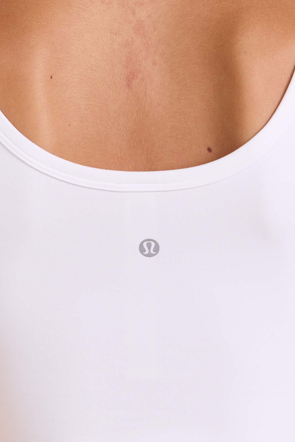 תמונת תקריב דוגמן של Align&trade; Scoop Waist-Length Tank