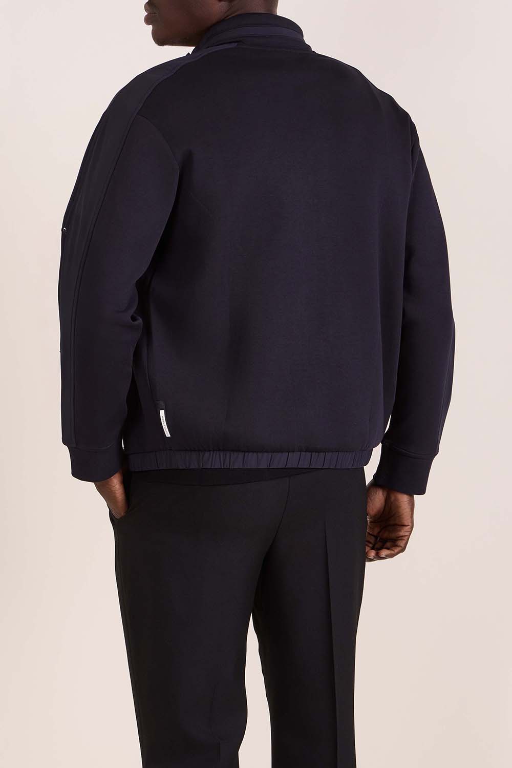 תמונת דוגמן אחורית של ז'קט בריפוד קל