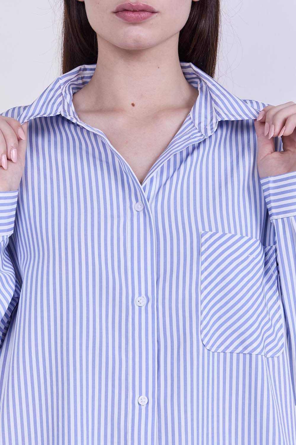 תמונת תקריב דוגמן של חולצה מכופתרת פסים