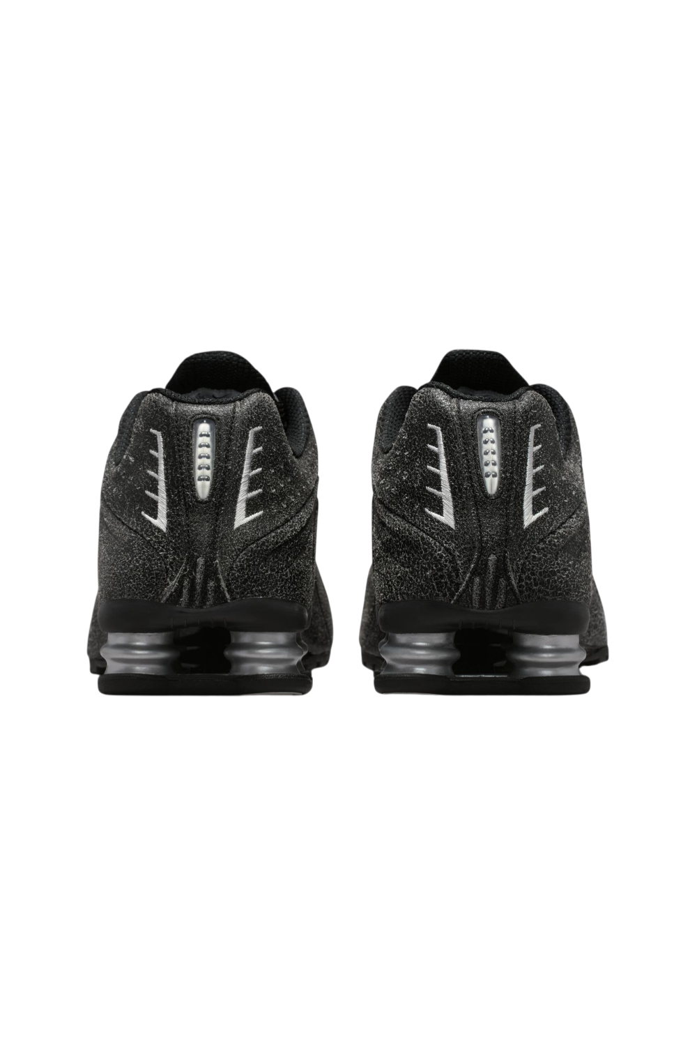 תמונת תקריב של נעלי סניקרס