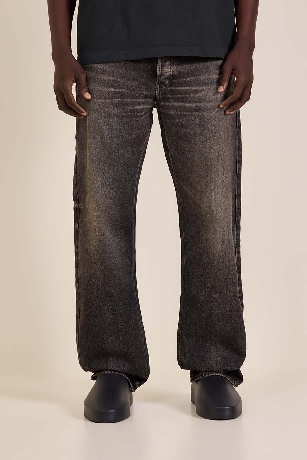 תמונת דוגמן קידמית של מכנסי ג'ינס בגזרה ישרה