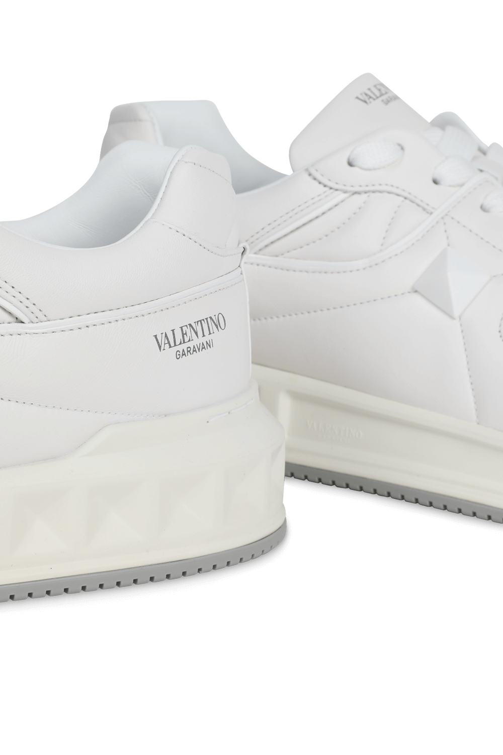 תמונת תקריב של נעלי סניקרס עם לוגו בצבע לבן