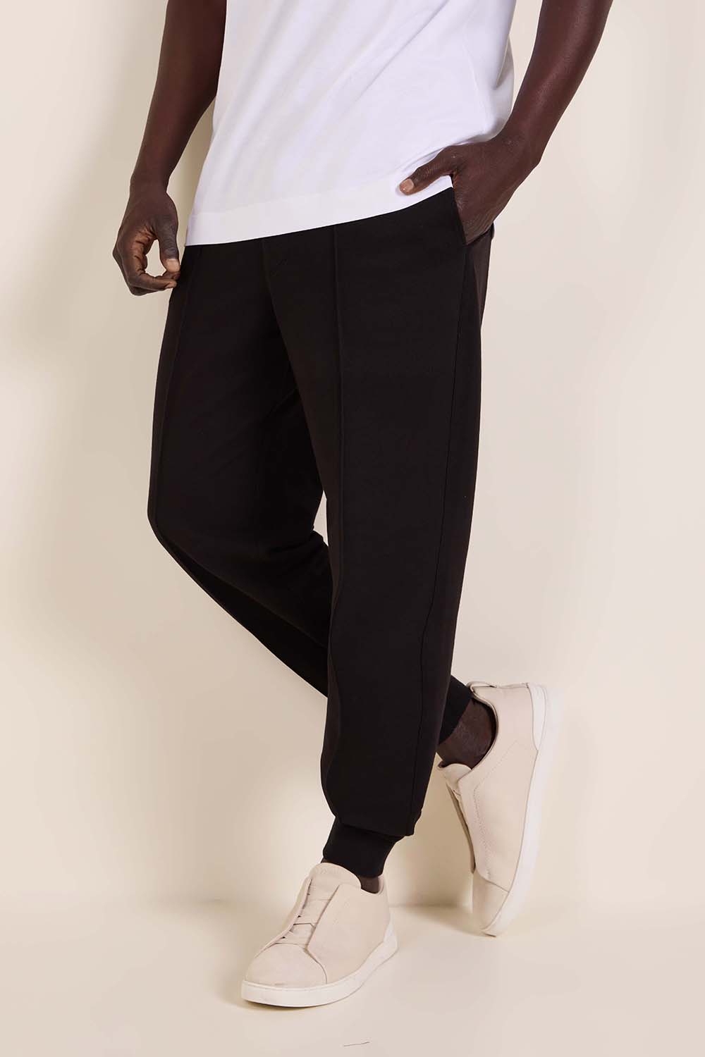 תמונת דוגמן קידמית של מכנסי ג'וג