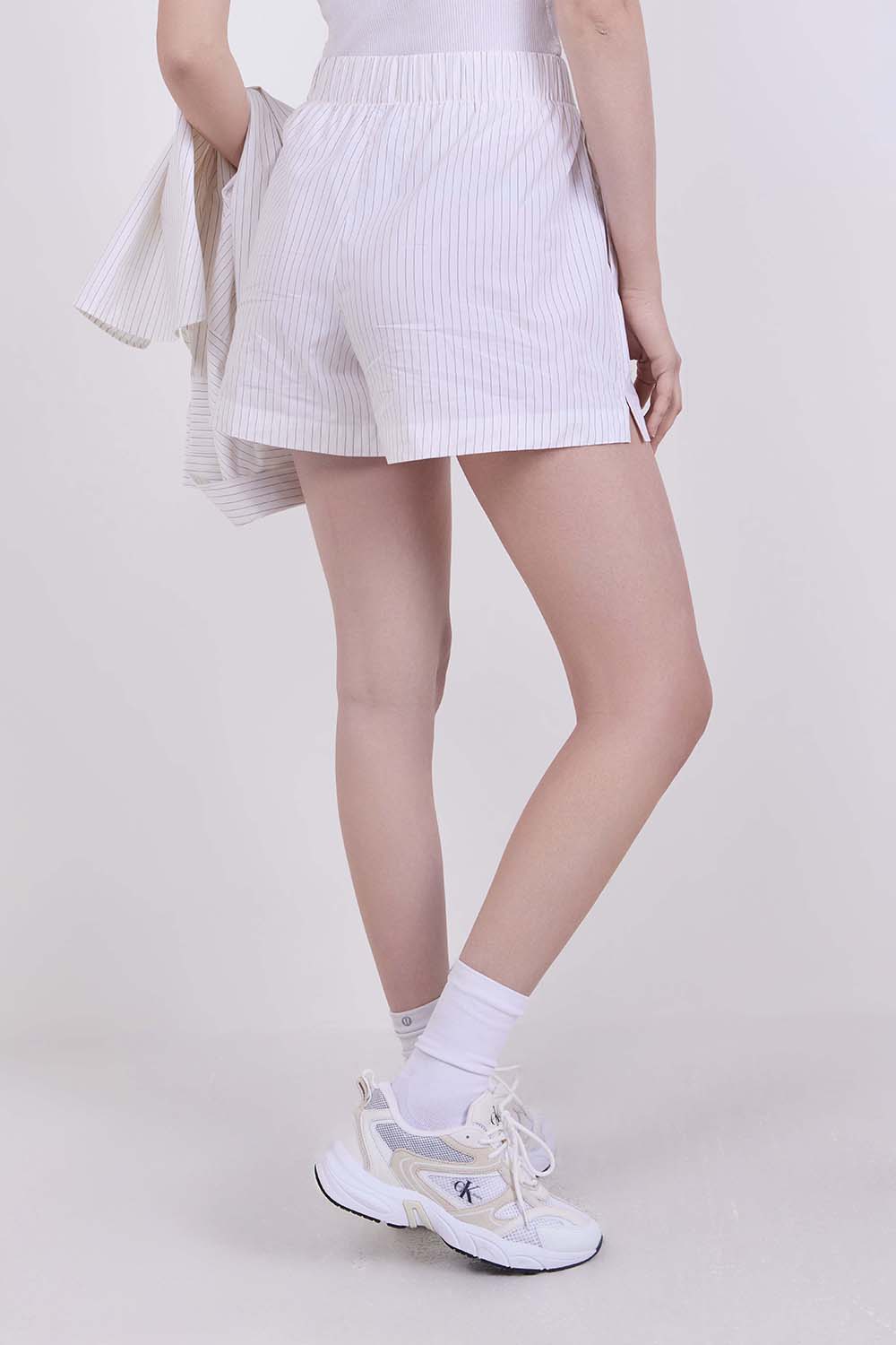 תמונת דוגמן אחורית של POPLIN CHINO SHORT YD