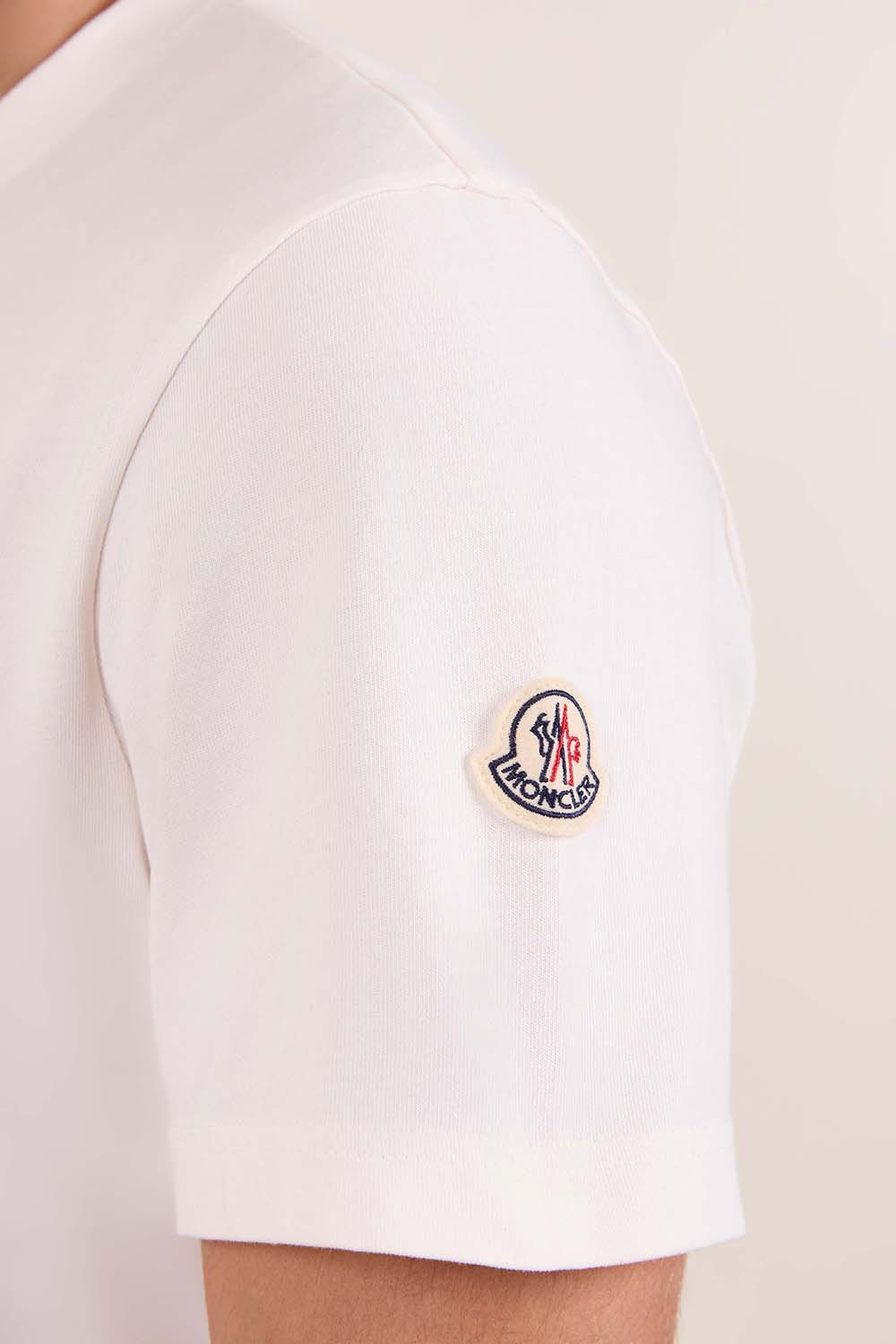 תמונת תקריב דוגמן של חולצת טי