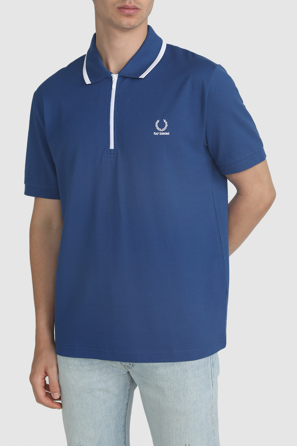 תמונת דוגמן קידמית של חולצת פולו בסגירת רוכסן