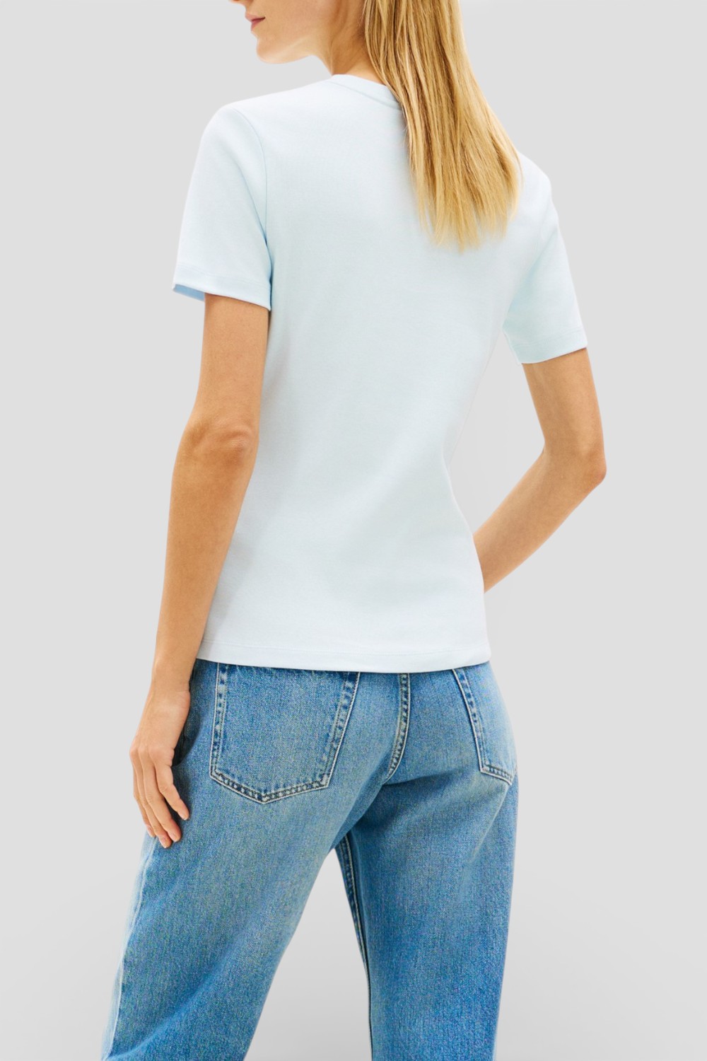 תמונת דוגמן אחורית של חולצת טי