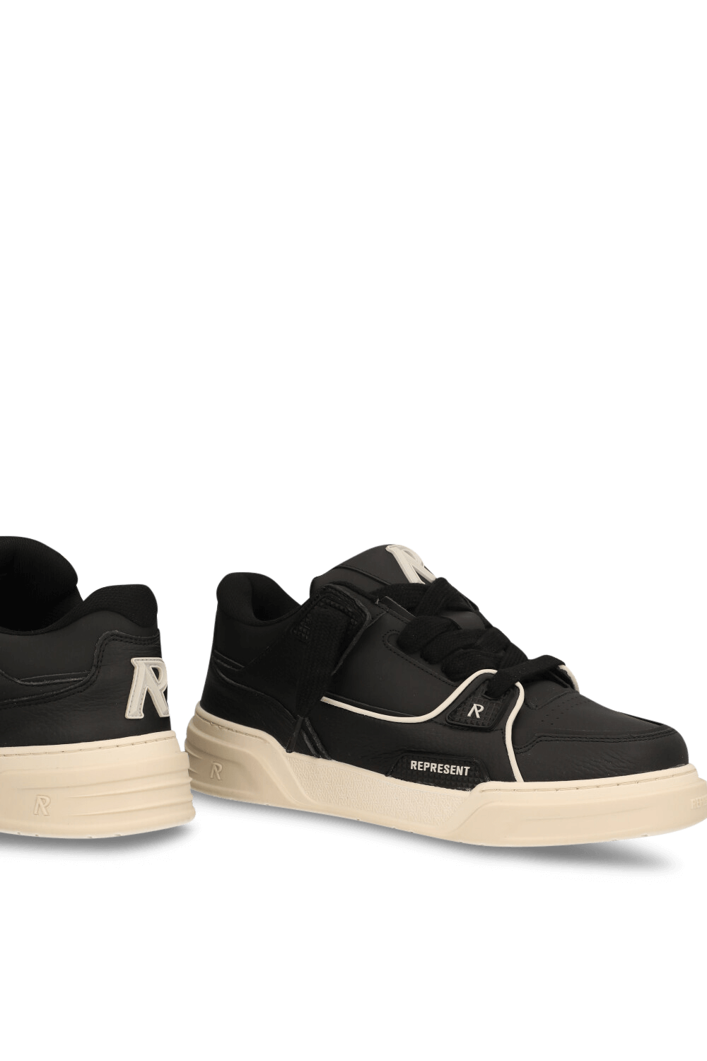 תמונת תקריב של נעלי סניקרס עור