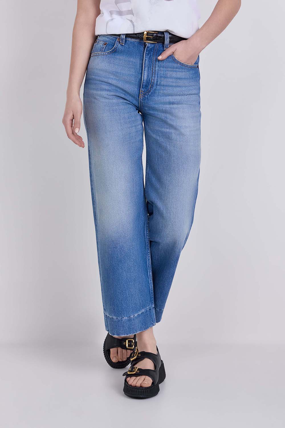 תמונת דוגמן קידמית של מכנסי ג׳ינס בגזרה גבוהה