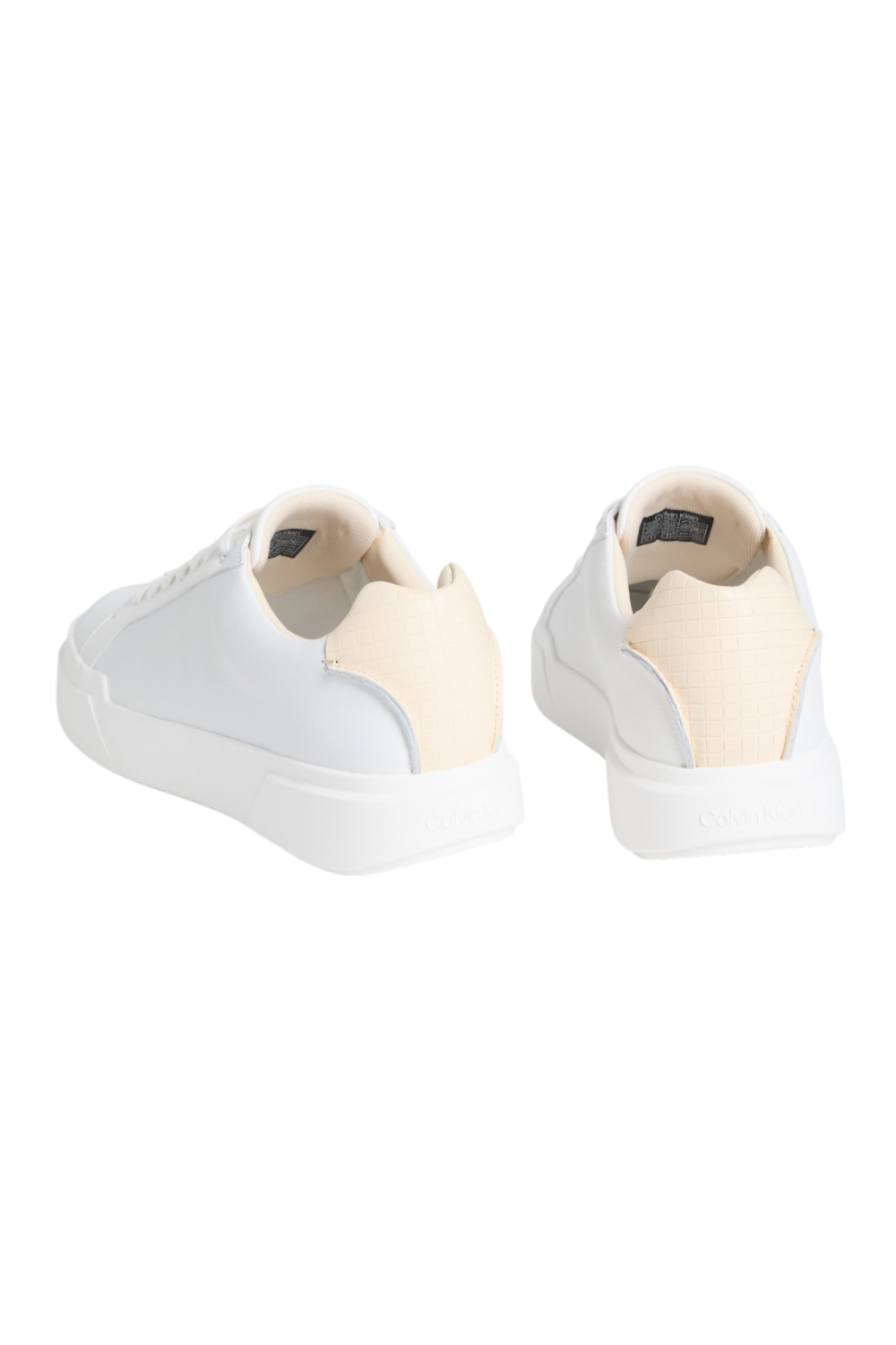 תמונת תקריב של נעלי סניקרס