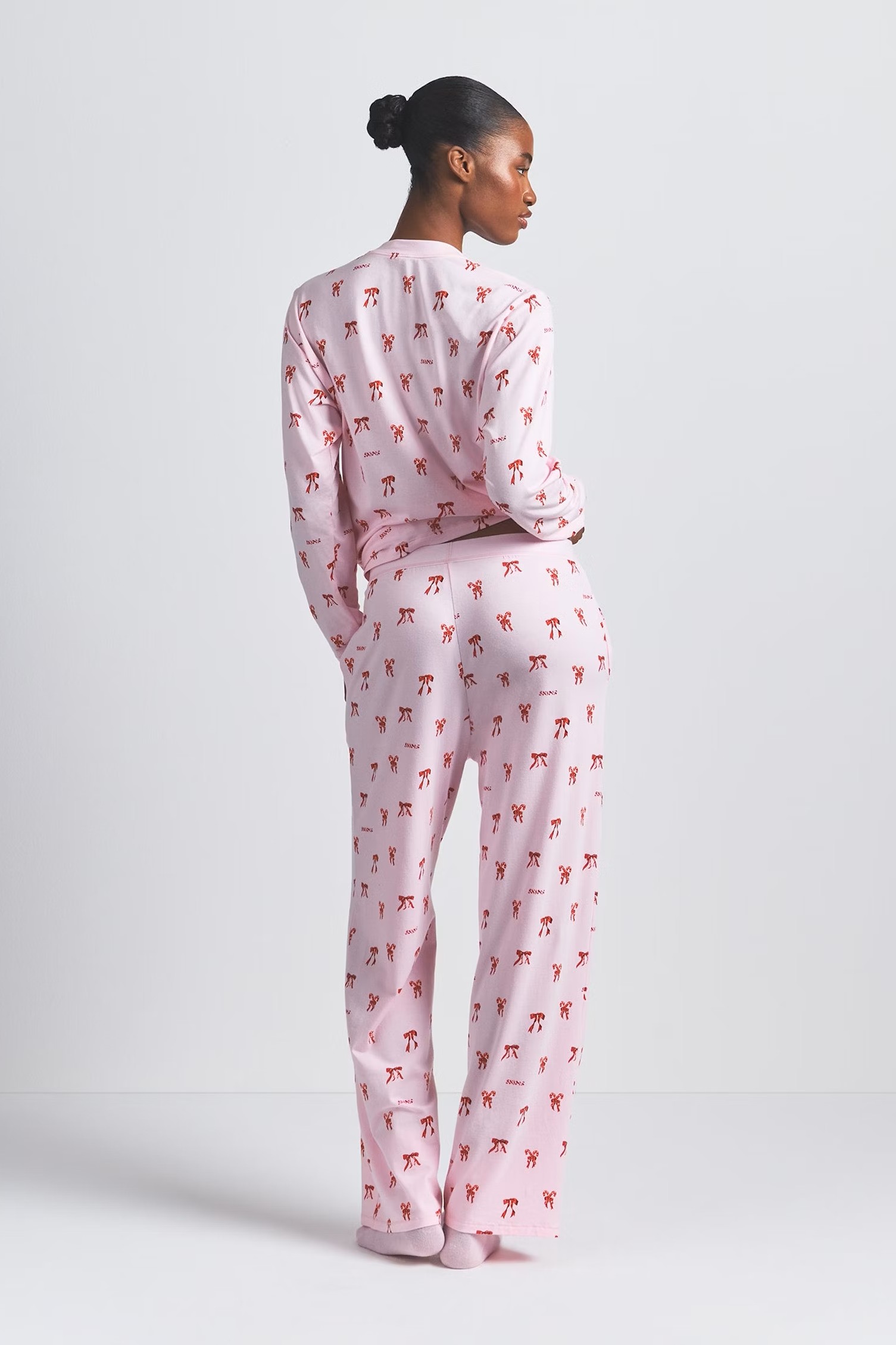 תמונת דוגמן אחורית של LONG SLEEVE AND PANT SET