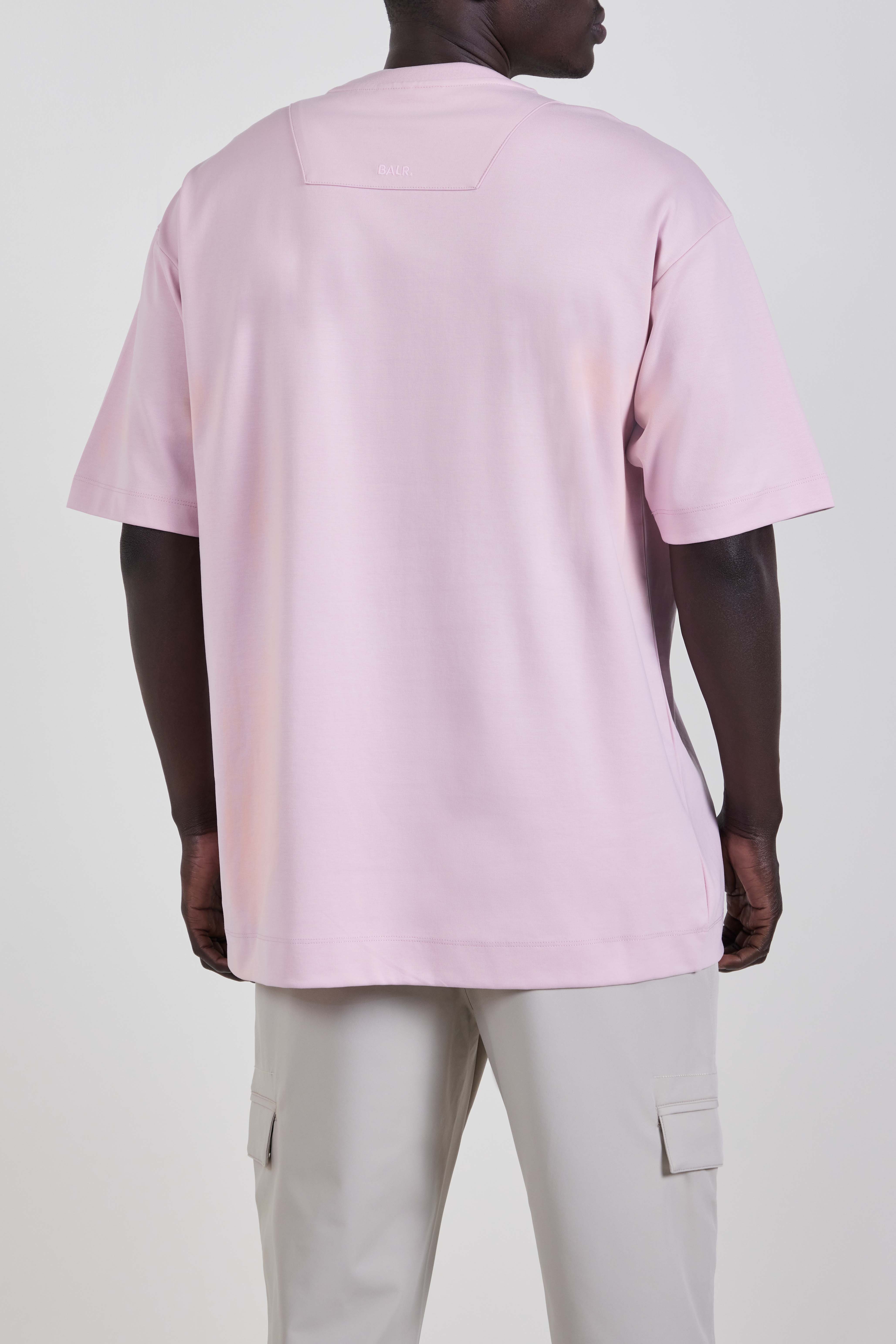 תמונת דוגמן אחורית של חולצת טי בגזרה משוחררת