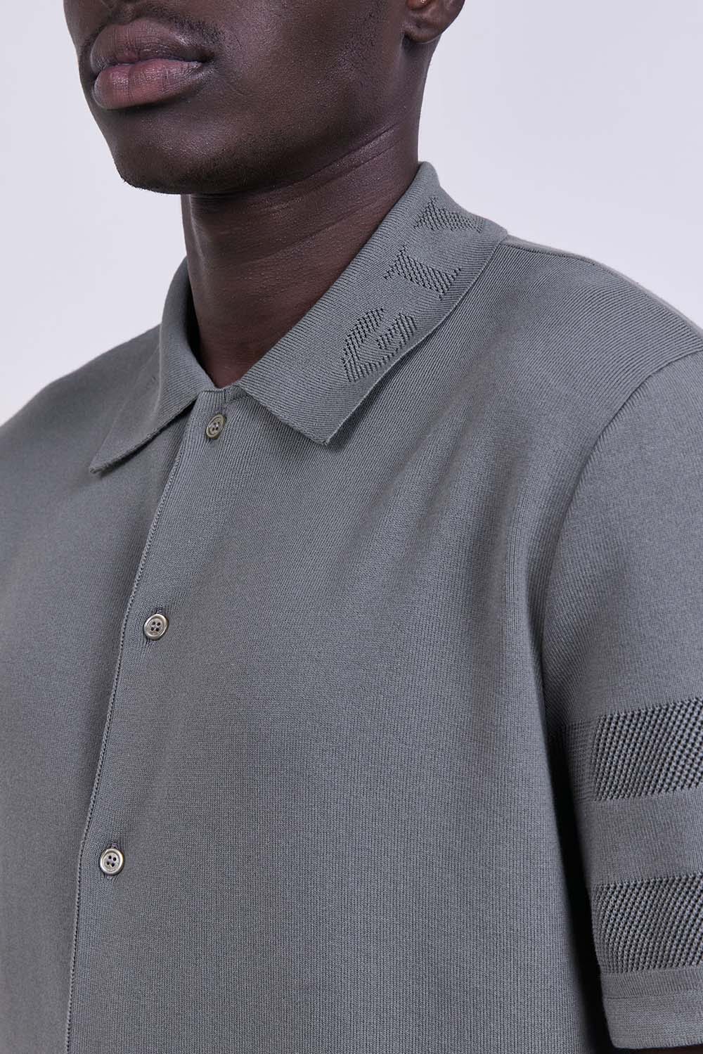 תמונת תקריב דוגמן של חולצה מכופתרת בגזרה משוחררת