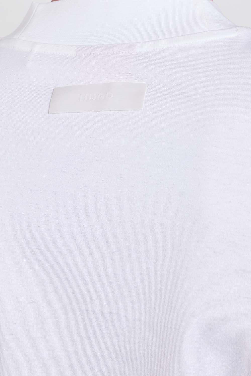 תמונת תקריב דוגמן של חולצת טי בגזרת סלים