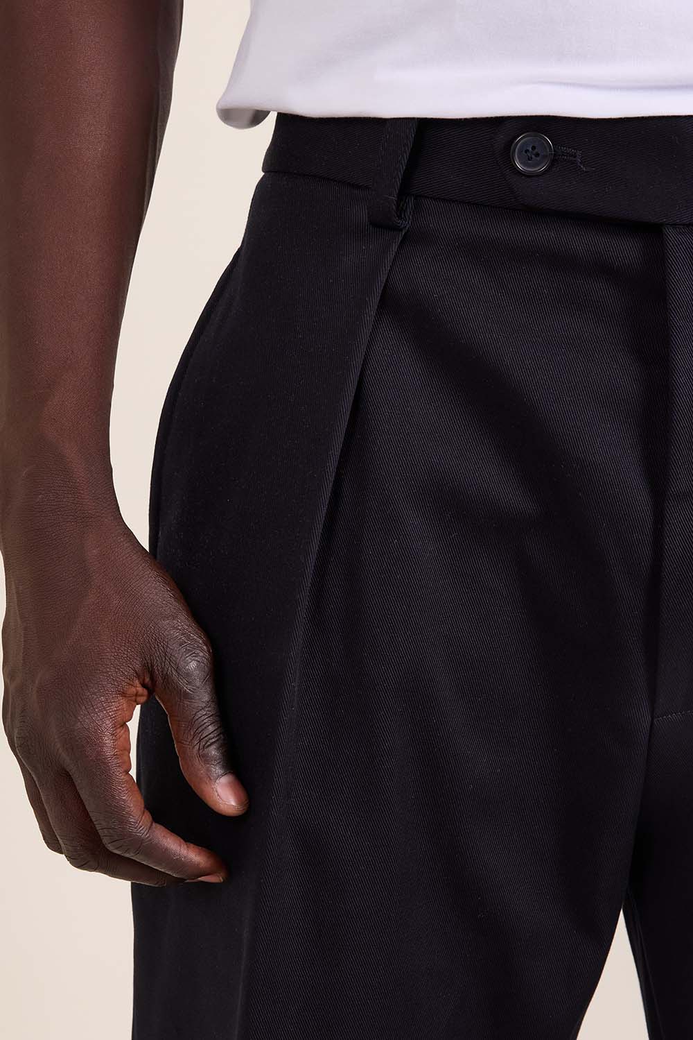 תמונת תקריב דוגמן של מכנסיים מחוייטים