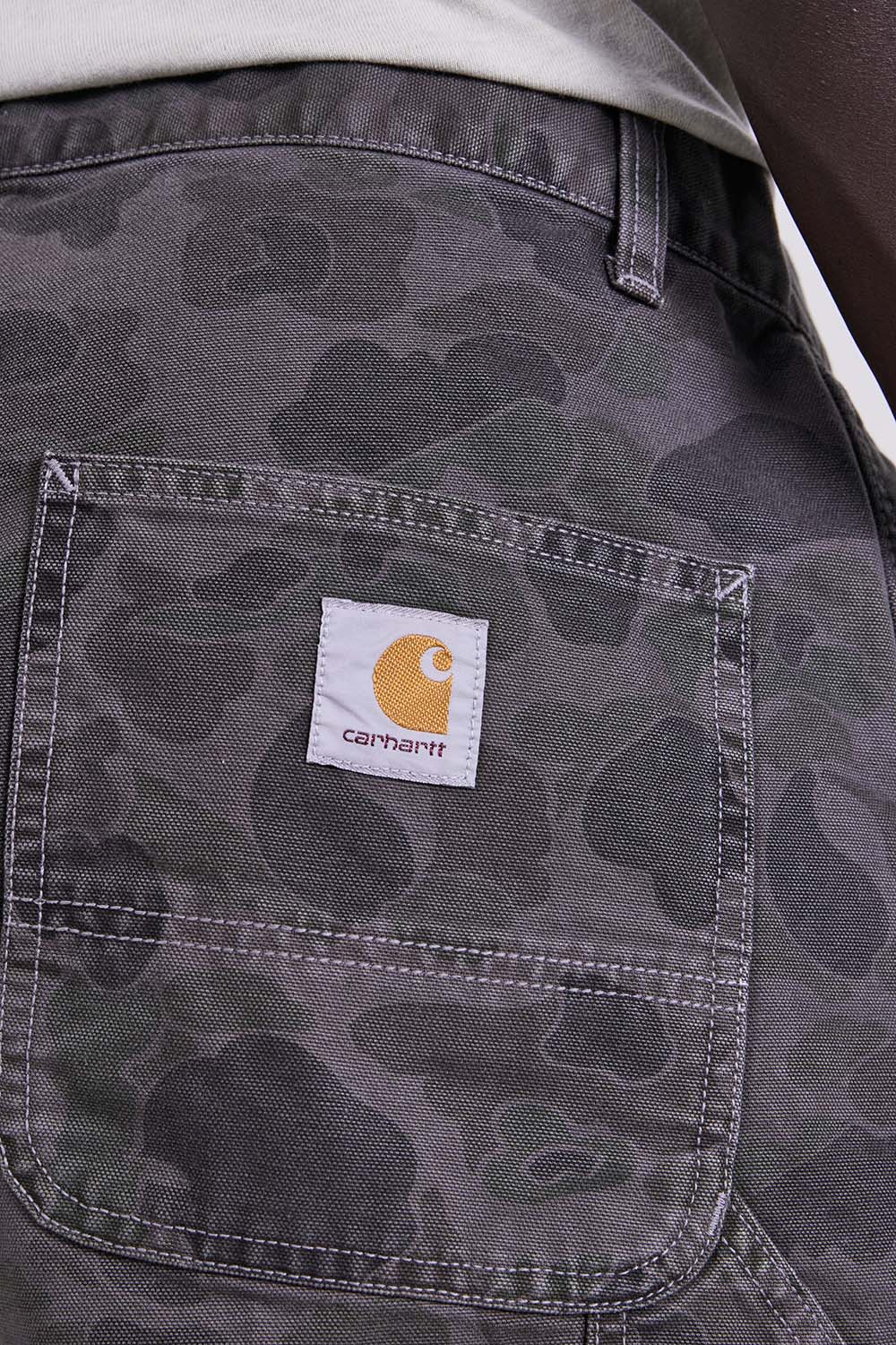 תמונת תקריב דוגמן של מכנסי קרגו