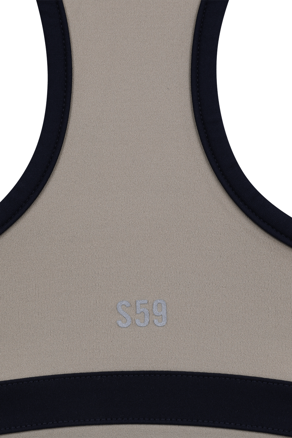 תמונת תקריב של טופ ספורטיבי ביאנקה