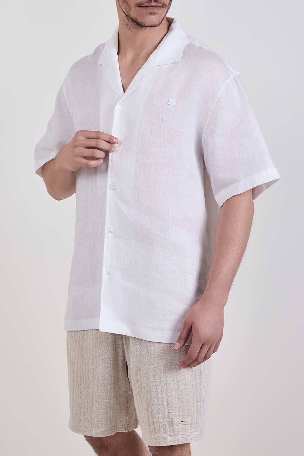 תמונת דוגמן קידמית של חולצה מכופתרת