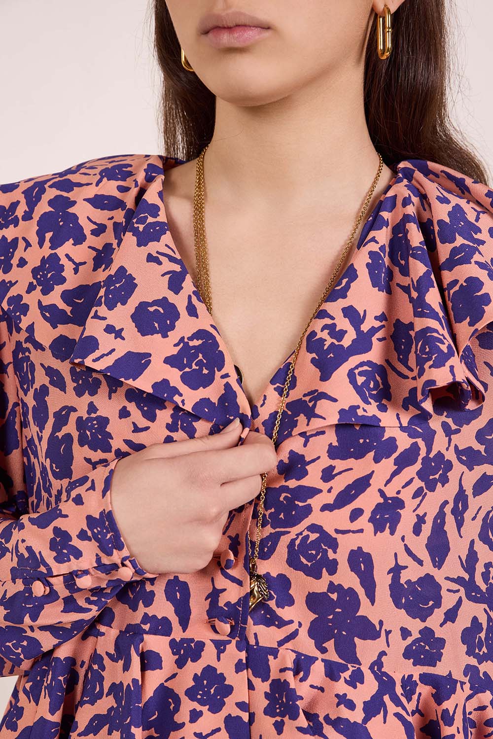 תמונת תקריב דוגמן של טופ משי פרחוני