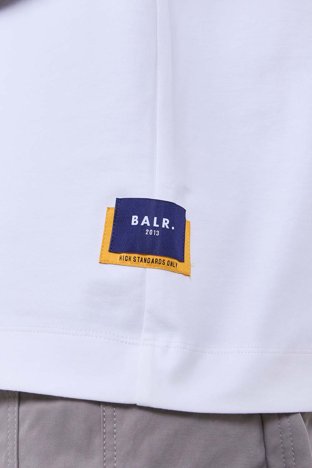 תמונת תקריב דוגמן של חולצת טי אוברסייז