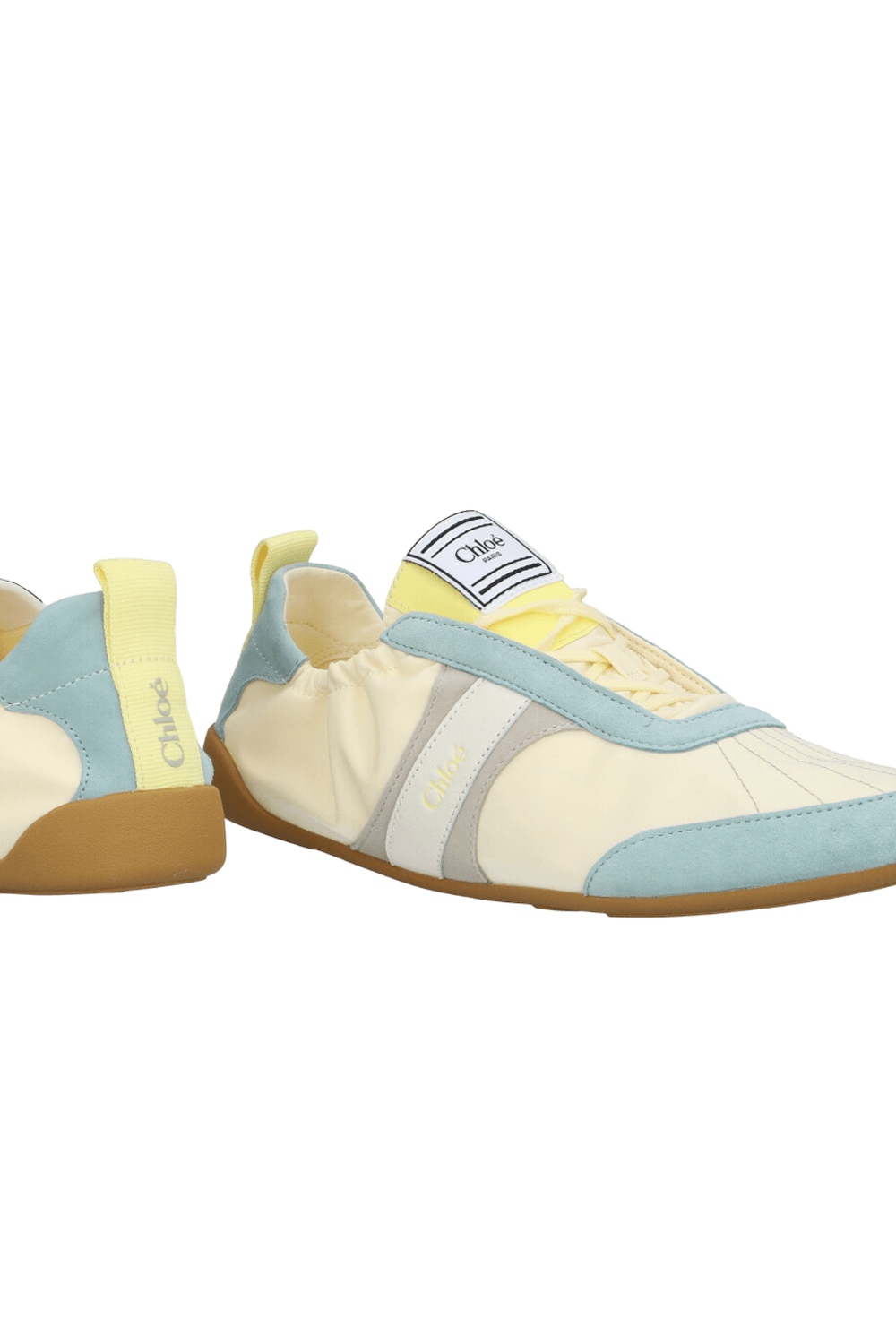 תמונת תקריב של נעלי סניקרס