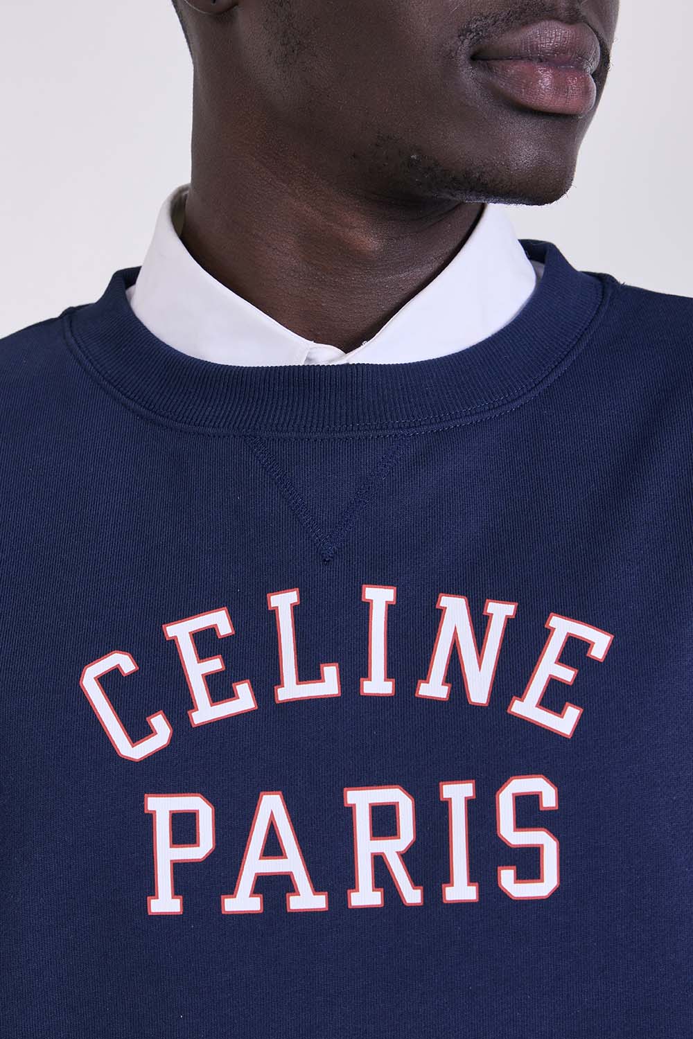 תמונת תקריב דוגמן של סווטשירט בגזרה משוחררת