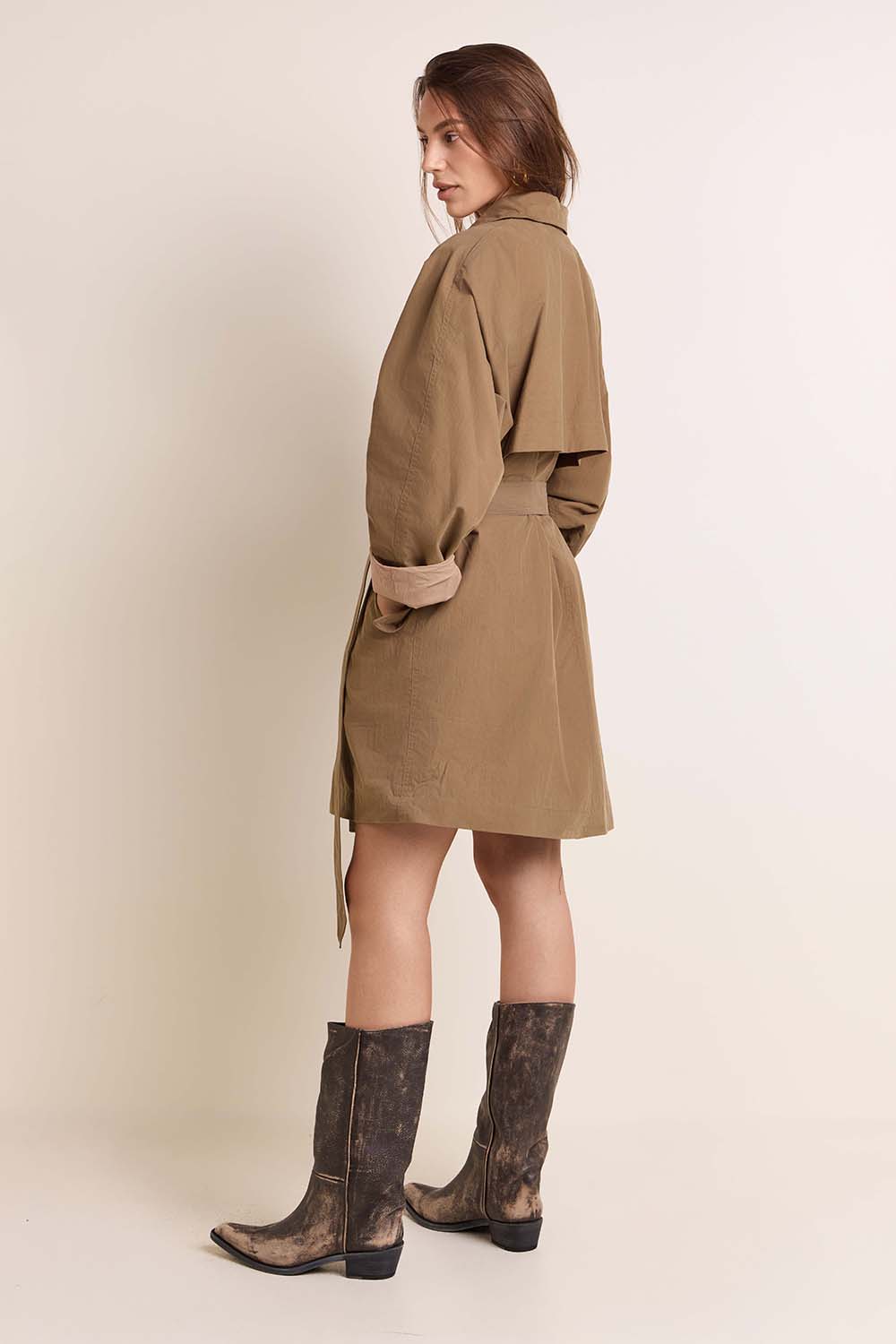 תמונת דוגמן אחורית של מעיל טרנץ'