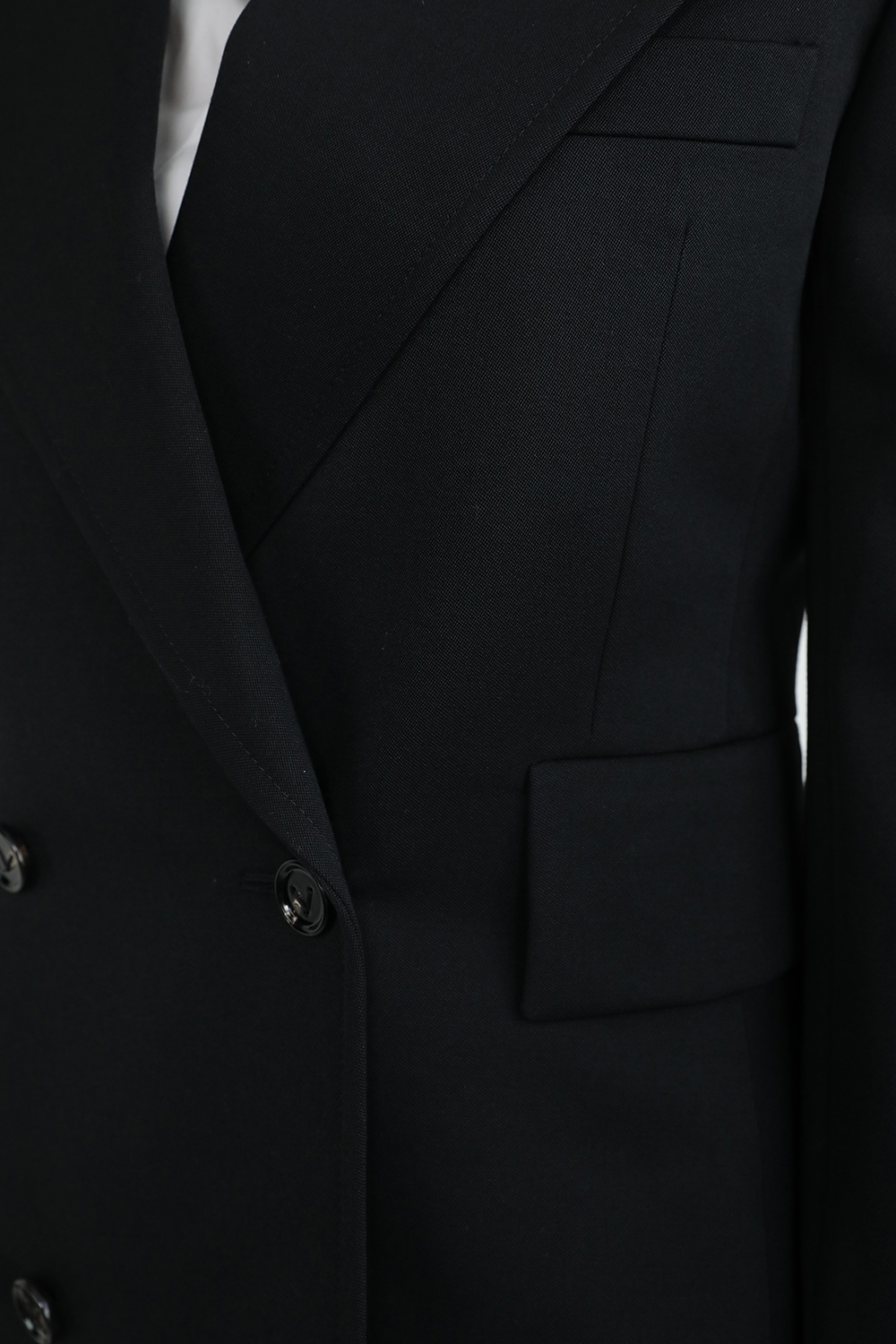 תמונת תקריב דוגמן של בלייזר מצמר