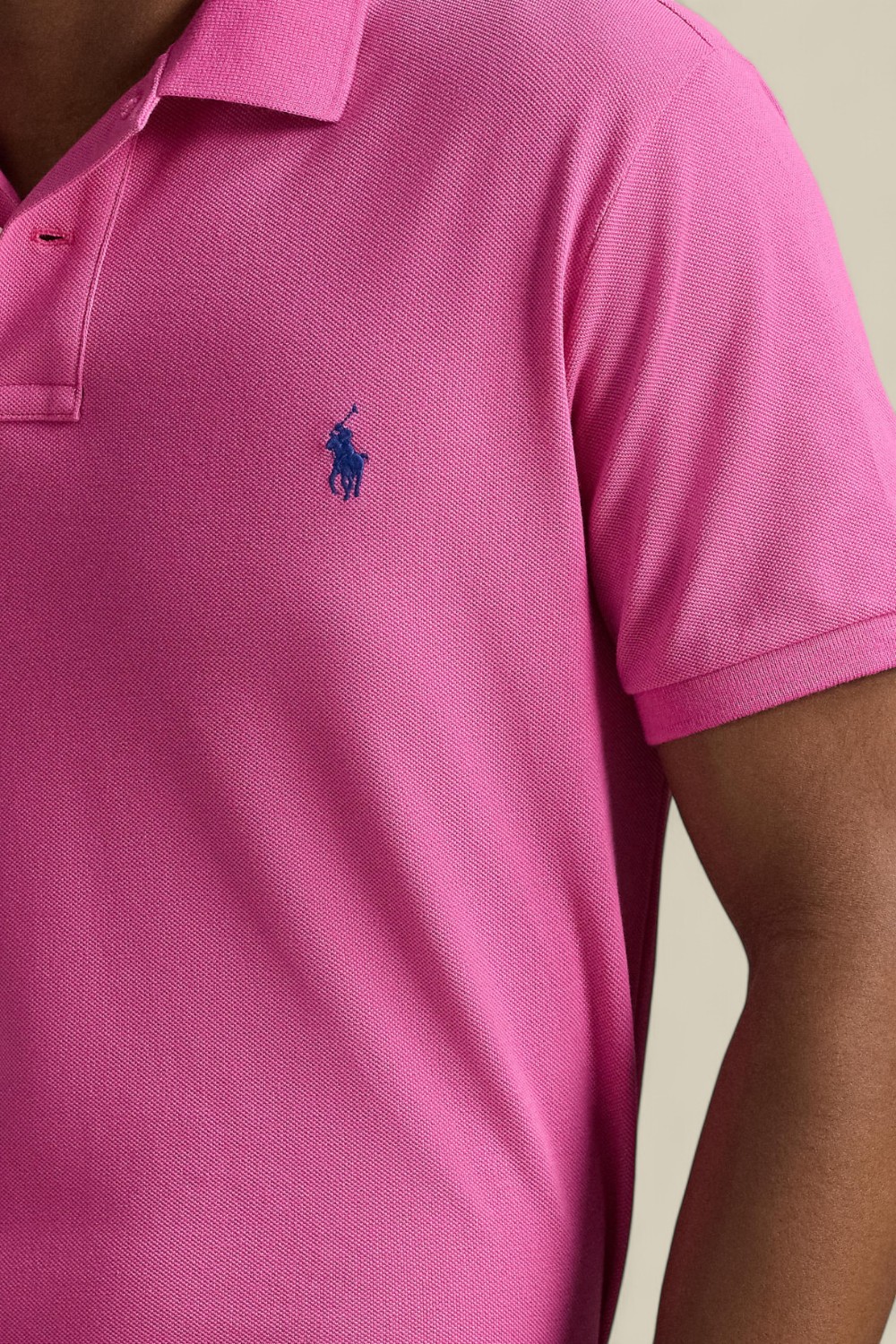 תמונת תקריב דוגמן של חולצת פולו סלים פיט