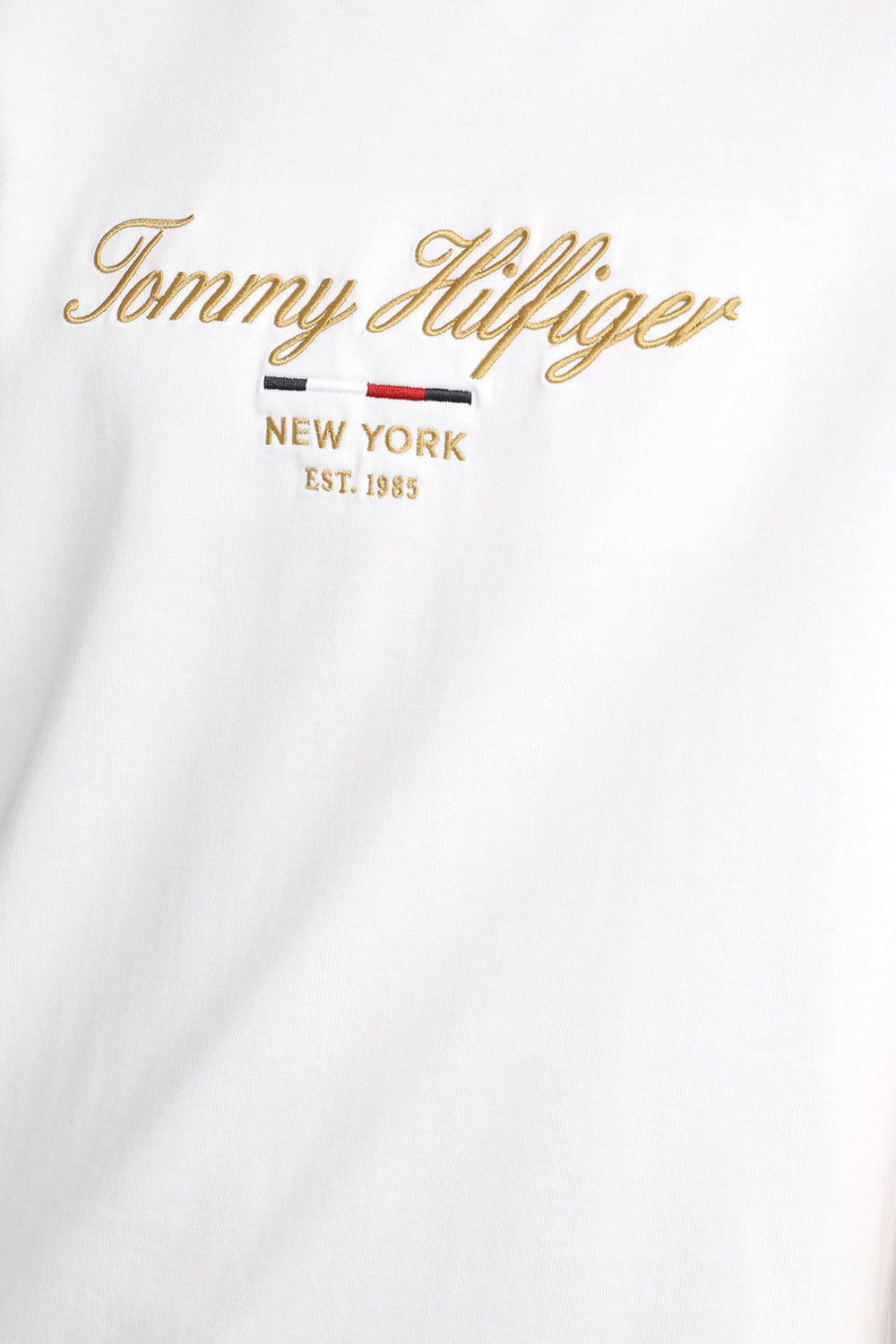 תמונת תקריב דוגמן של חולצת טי עם רקמה