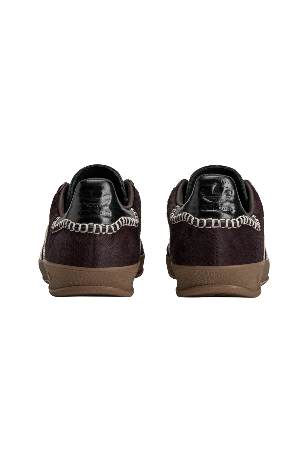 תמונת תקריב של נעלי סניקרס ווילס בונר X אדידס