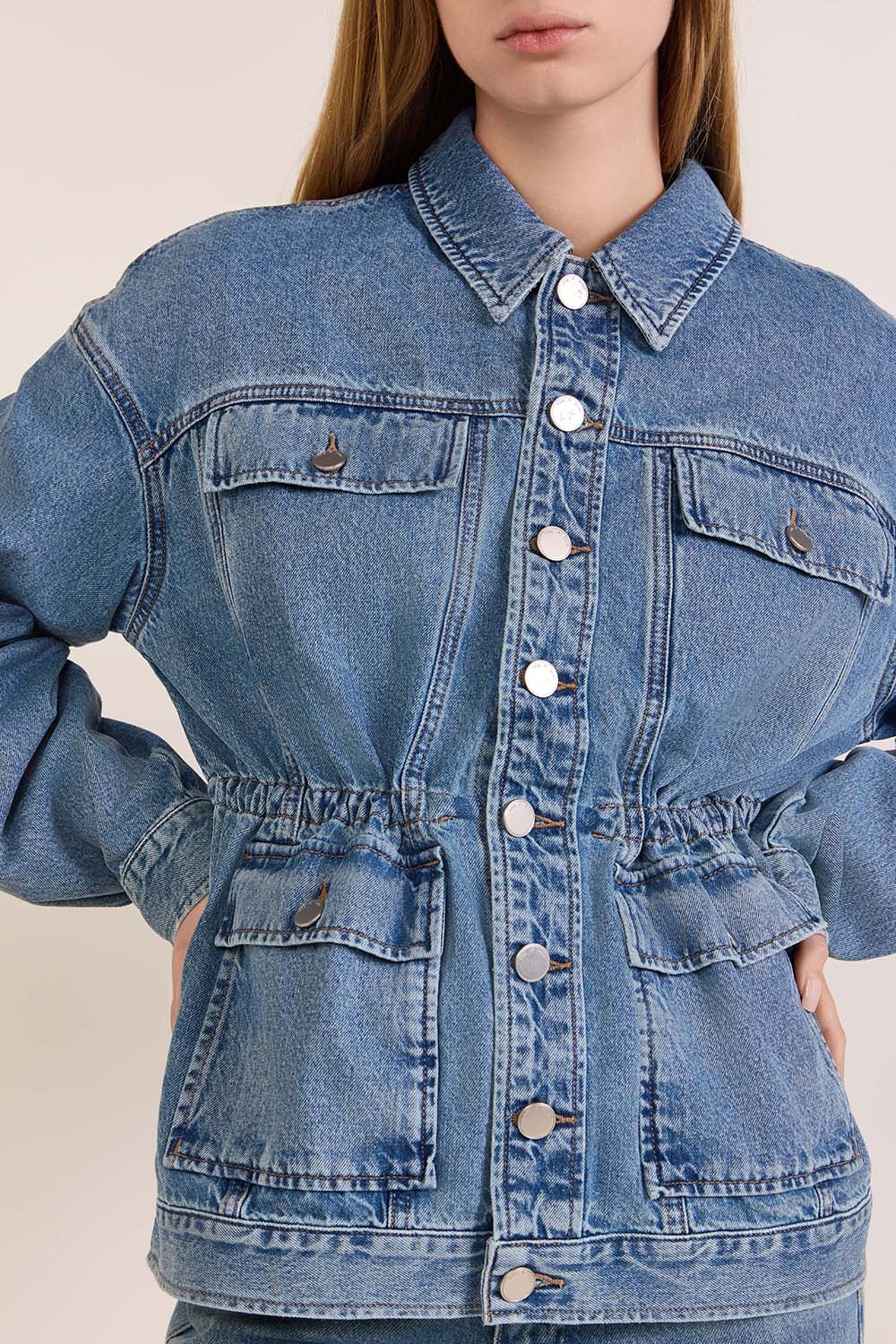 תמונת תקריב דוגמן של ז'קט ג'ינס