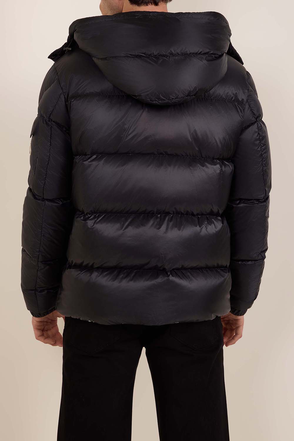 תמונת דוגמן אחורית של מעיל פוך