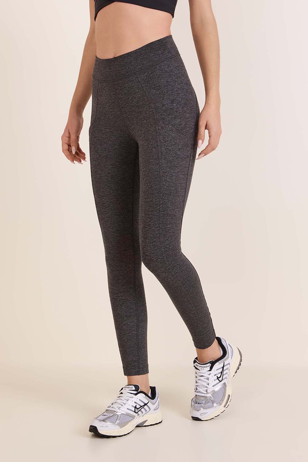 תמונת דוגמן קידמית של Softy Suedey High-Rise Tight 25''