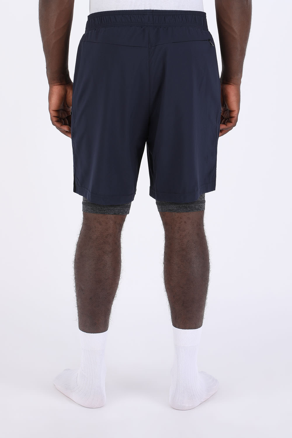 תמונת דוגמן אחורית של מכנסי ג'וג קצרים עם בטנת טייץ