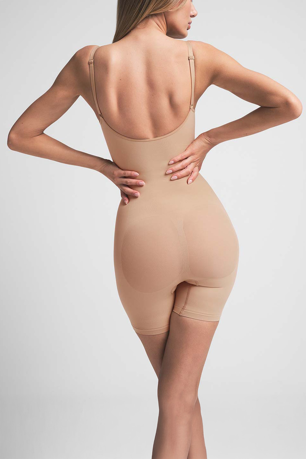 תמונת דוגמן אחורית של MID THIGH BODYSUIT