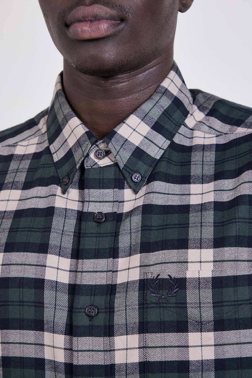 תמונת תקריב דוגמן של חולצת כפתורים משבצות