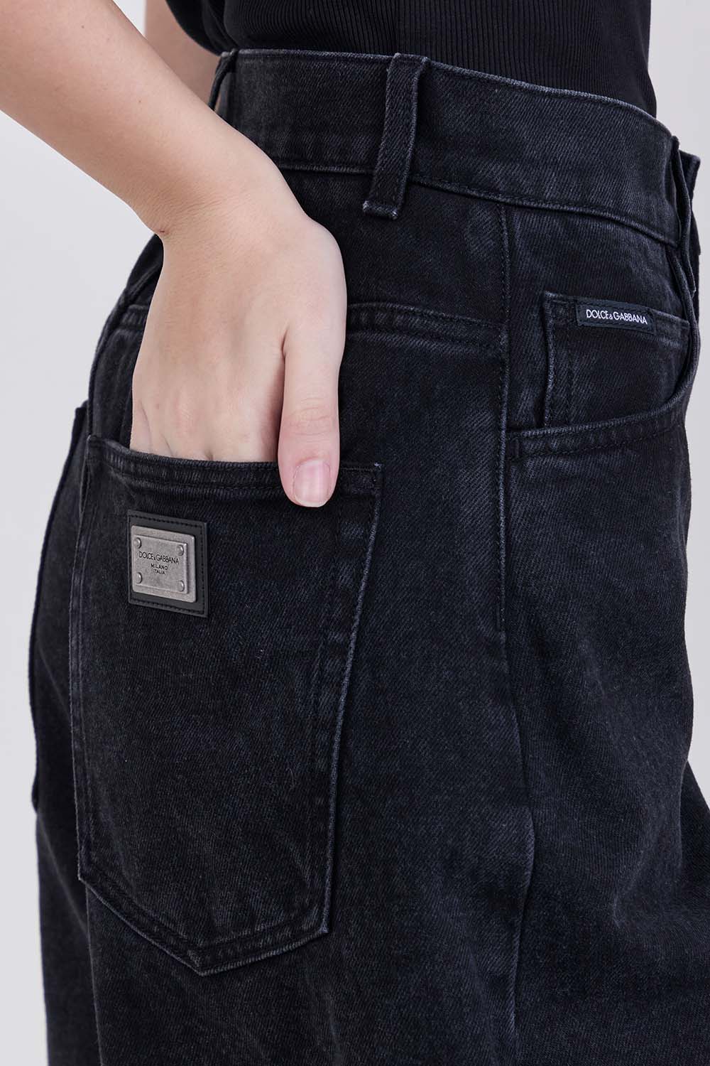 תמונת תקריב דוגמן של מכנסי ג'ינס בגזרת בלון