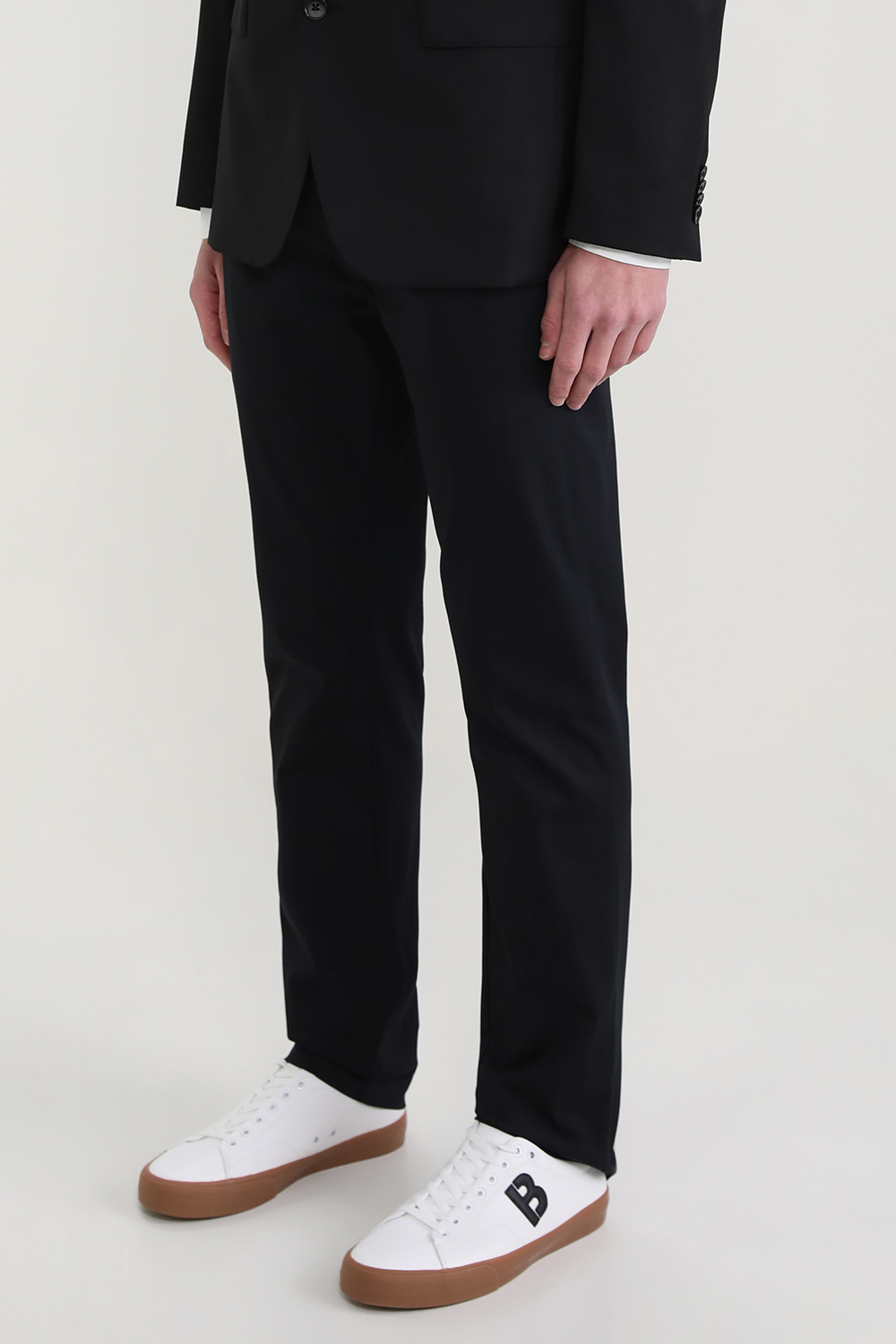 תמונת דוגמן קידמית של מכנסיים מחויטים עם כיסים