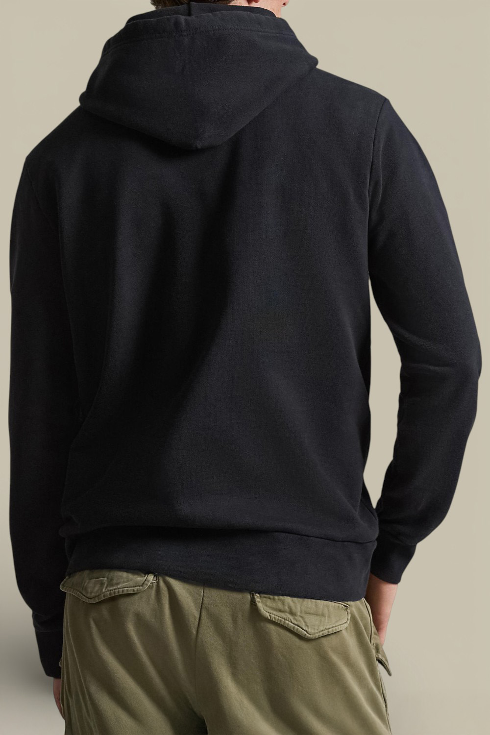 תמונת דוגמן אחורית של קפוצ'ון בגזרה משוחררת