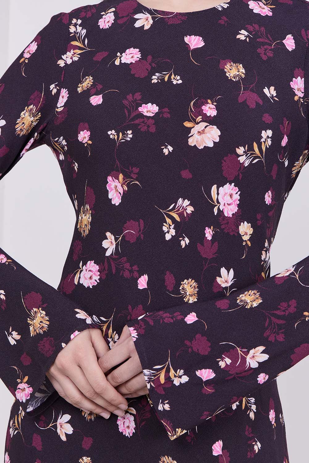 תמונת תקריב דוגמן של שמלת מקסי