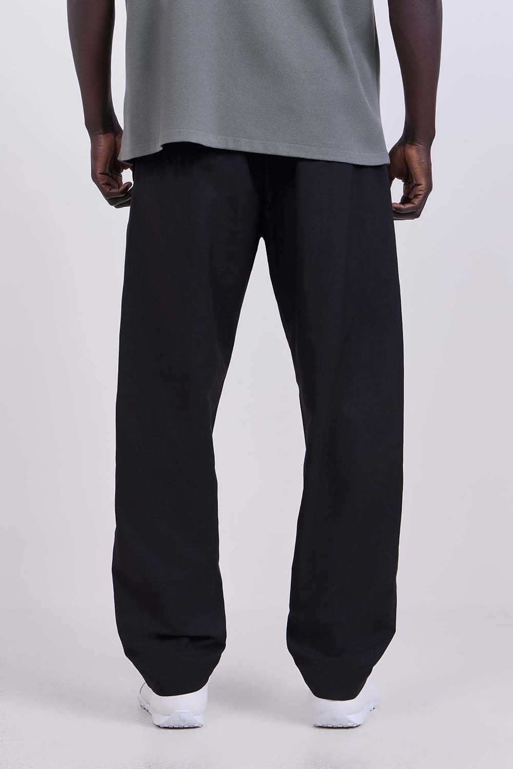 תמונת דוגמן אחורית של מכנסי ג'וגר בגזרת סלים