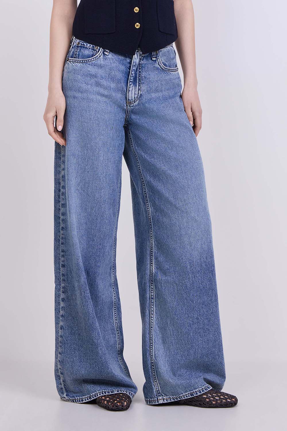 תמונת דוגמן קידמית של מכנסי ג'ינס בגזרה גבוהה