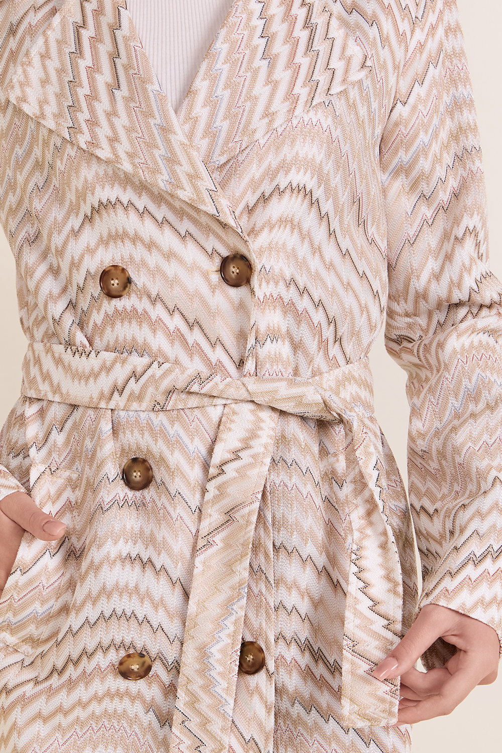 תמונת תקריב דוגמן של מעיל טרנץ'