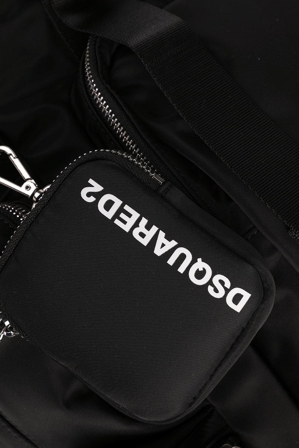 תמונת תקריב של תיק גב עלים בצבע שחור