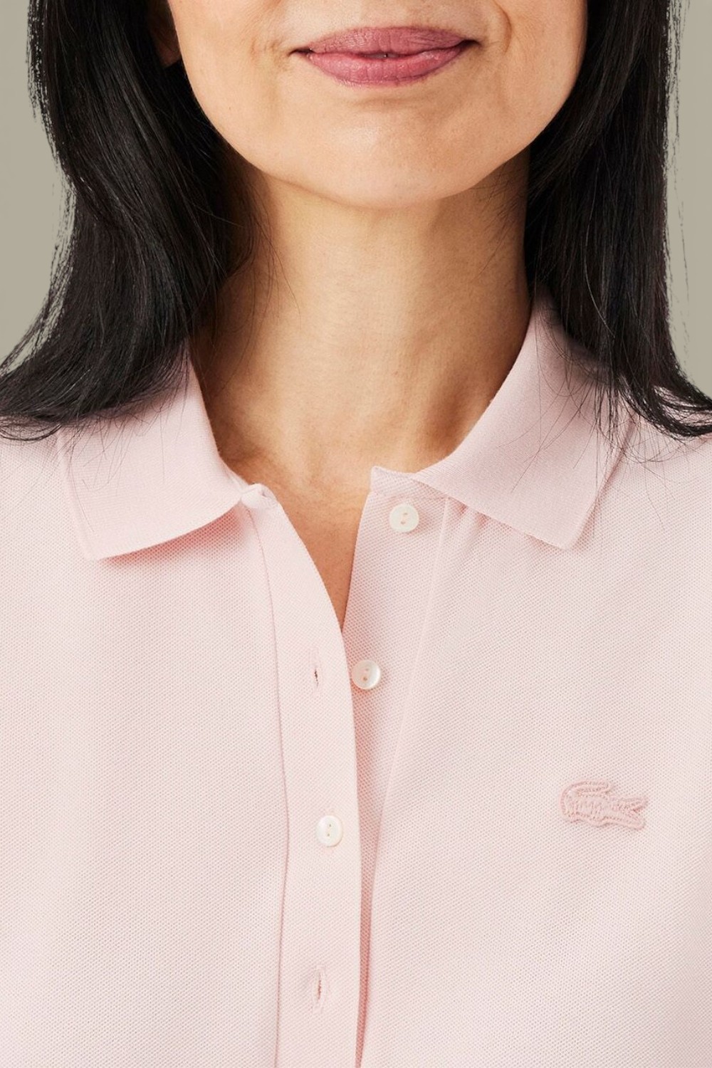 תמונת תקריב דוגמן של שמלת פולו מידי