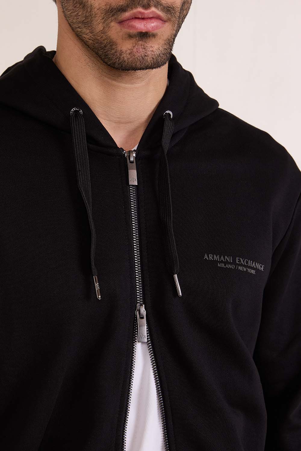 תמונת תקריב דוגמן של סווטשירט קפוצ'ון