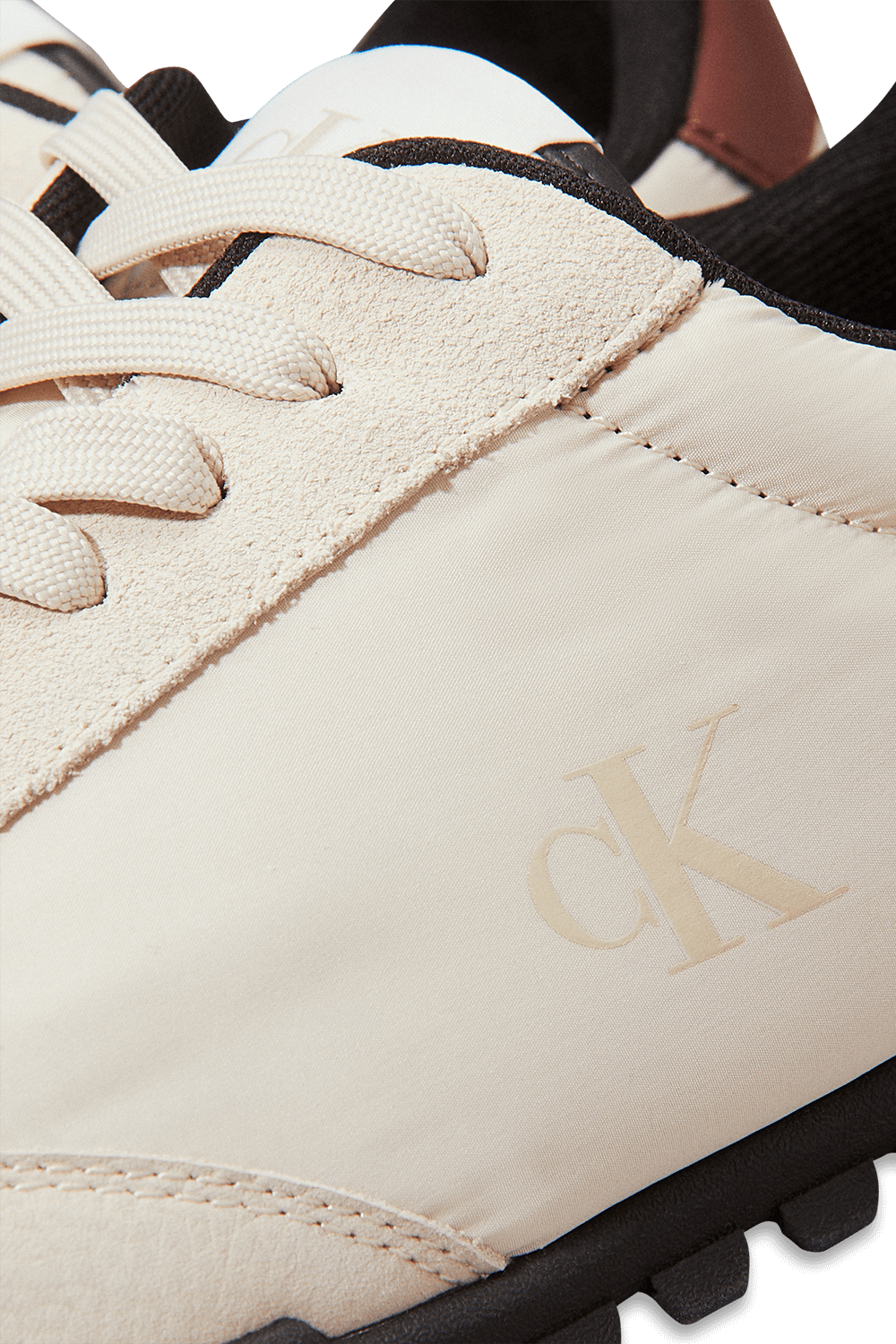 תמונת פנים של נעלי סניקרס